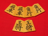 美玉作菱湖御蔵島黄楊古木斑入上柾目彫埋将棋駒　 新品/桐平箱付(K2014)